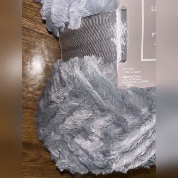 Limited edition soft gray plush throw - Picture 5 of 17